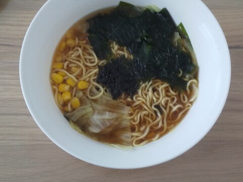 わかめとキャベツとコーンと海苔のラーメン♡